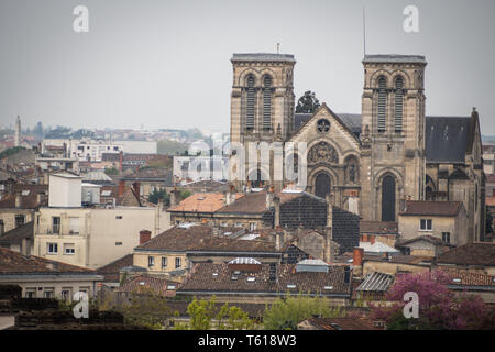 I tetti e la cattedrale di Bordeaux in Francia Foto Stock