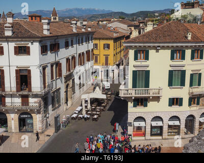 VERONA, Italia - CIRCA NEL MARZO 2019: Veduta aerea della città di Verona Foto Stock