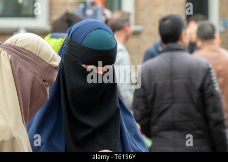 Donna con Burqa a Amsterdam Paesi Bassi 2019 Foto Stock