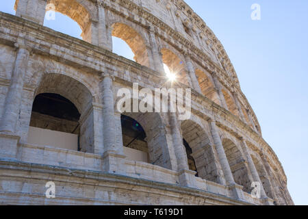 Vista esterna del Colosseo che è il più grande anfiteatro di Roma antica Foto Stock