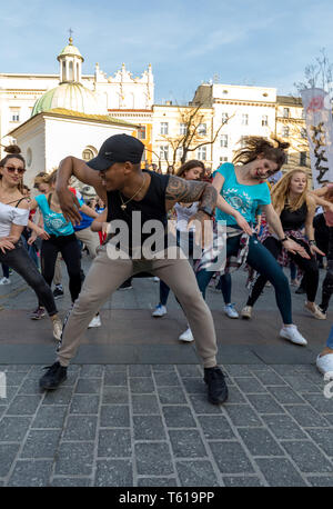 Cracow Polonia - Marzo 30, 2019: International Flashmob Giorno della rueda de casino. Diverse centinaia di persone di danza ritmi ispanica nella piazza principale di Foto Stock