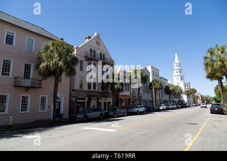 Edifici e palmetto alberi su Broad Street a Charleston, Carolina del Sud, Stati Uniti d'America. Il campanile della chiesa di San Michele sorge su altri edifici. Foto Stock