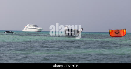 Kitesurf aquiloni si schiantò nel mare di fronte a una grande barca da immersione vicino Hurghada, Egitto Foto Stock