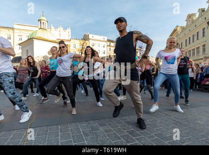 Cracow Polonia - Marzo 30, 2019: International Flashmob Giorno della rueda de casino. Diverse centinaia di persone di danza ritmi ispanica nella piazza principale di Foto Stock