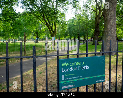 LONDRA, Regno Unito - 23 GIUGNO 2018: Firma per London Fields. Un parco pubblico a Hackney Foto Stock