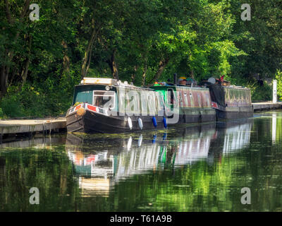 LONDRA, UK - 14 GIUGNO 2018: Vista lungo il canale del Regent a Shoreditch con barche ormeggiate Foto Stock