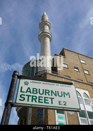 LONDRA, Regno Unito - 14 GIUGNO 2018: Segnaletica stradale per Laburnum Street con la Moschea Suleymaniye sullo sfondo Foto Stock