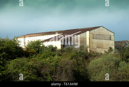 Vecchia ruggine stagno di fabbrica del tetto Foto Stock