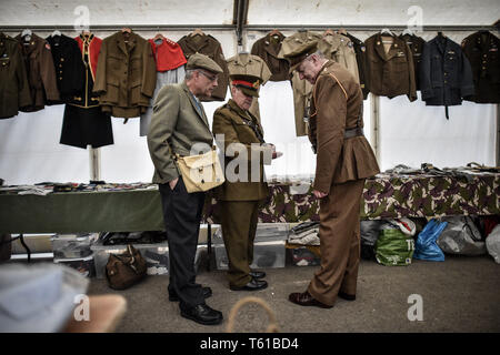 Uomini vestiti nel periodo della seconda guerra mondiale di uniformi sceglie un abbigliamento in stallo durante il tempo di guerra in Cotswolds evento in Gloucestershire Warwickshire Steam Railway. Foto Stock