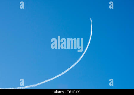 Aeroplano sentieri sul cielo blu con copia spazio. Foto Stock