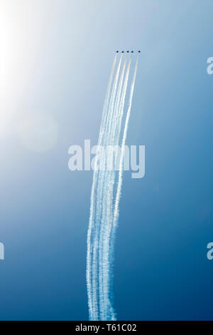 Aeroplano sentieri sul cielo blu con copia spazio. Foto Stock