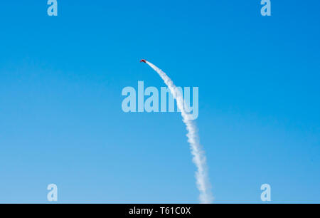 Aeroplano sentieri sul cielo blu con copia spazio. Foto Stock