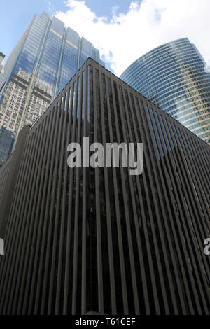 Un garage e due moderni grattacieli di vetro, compresi Hyatt Center, nel Loop, downtown Chicago, Illinois Foto Stock