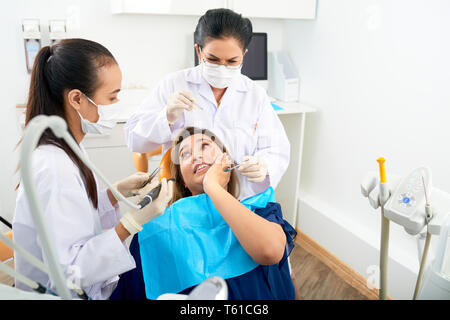 Donna con il mal di denti in attesa per il trattamento Foto Stock