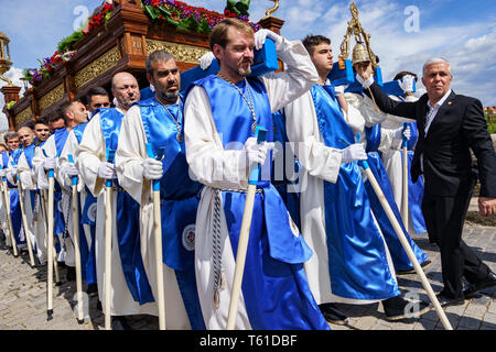 Merida, Spagna. Aprile 2019: un gruppo di portatori, chiamato Costaleros, portante un galleggiante religiosa Foto Stock