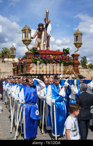 Merida, Spagna. Aprile 2019: un gruppo di portatori, chiamato Costaleros, portante un galleggiante religiosa Foto Stock