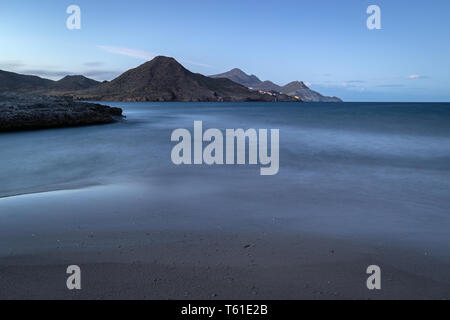 Paesaggio al tramonto sulla spiaggia di Los Genoveses. Parco Naturale Cabo de Gata. Spagna. Foto Stock