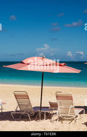 Ombrelloni sulla spiaggia di Grace Bay, Providenciales, Turks and Caicos Islands, dei Caraibi. Foto Stock