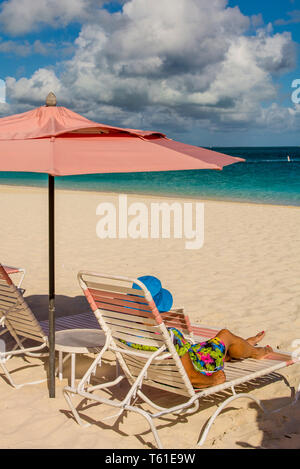 Ombrelloni sulla spiaggia di Grace Bay, Providenciales, Turks and Caicos Islands, dei Caraibi. Foto Stock
