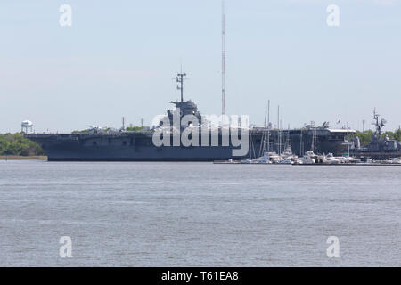 La USS Yorktown al punto di patrioti a Charleston, Carolina del Sud, Stati Uniti d'America. Il museo nave è una Pietra Miliare Storica Nazionale. Foto Stock