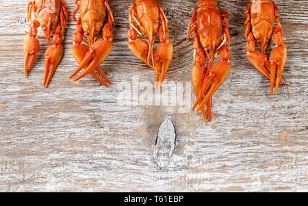 Banner di cibo. Deliziosa aragosta bollita su uno sfondo di legno. Spazio di copia Foto Stock