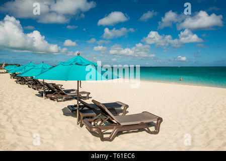 Ombrelloni sulla spiaggia di Grace Bay, Providenciales, Turks and Caicos Islands, dei Caraibi. Foto Stock