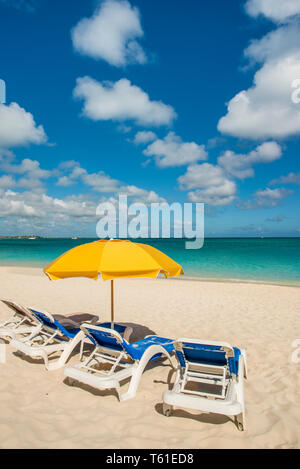 Ombrelloni sulla spiaggia di Grace Bay, Providenciales, Turks and Caicos Islands, dei Caraibi. Foto Stock