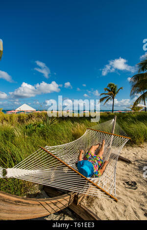 Relax in amaca sulla spiaggia di Grace Bay, Providenciales, Turks and Caicos Islands, dei Caraibi. (MR) Foto Stock