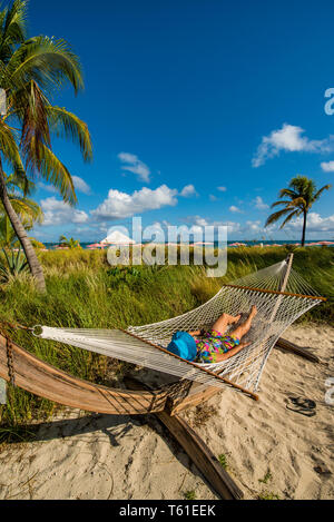 Relax in amaca sulla spiaggia di Grace Bay, Providenciales, Turks and Caicos Islands, dei Caraibi. (MR) Foto Stock