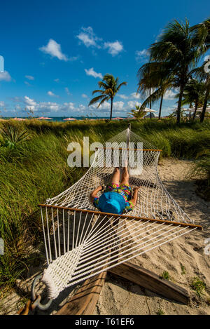 Relax in amaca sulla spiaggia di Grace Bay, Providenciales, Turks and Caicos Islands, dei Caraibi. (MR) Foto Stock