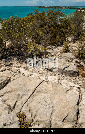 Iscrizioni rupestri, Sapodilla Hill Historic Site, Sapodilla Bay, Isole Turks e Caicos, dei Caraibi. Foto Stock