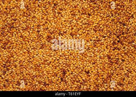 Food texture di sfondo di semi di sesamo nel caramello o semi di sesamo candy, vista dall'alto. Foto Stock