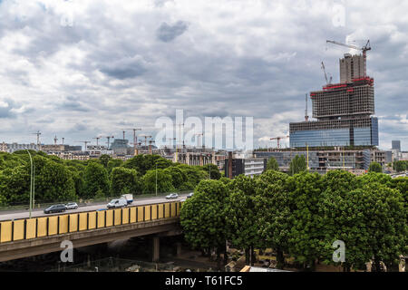 Molti di nuova costruzione alta luogo gru a Parigi. Francia Foto Stock