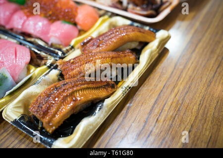 Anguilla sushi, e altri sushi; salmone, otoro, trasandato, Grigliata di gamberi, granchi sono disposti sul tavolo pronti a mangiare. Foto Stock