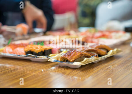 Anguilla sushi, e altri sushi; salmone, otoro, trasandato, Grigliata di gamberi, granchi sono disposti sul tavolo pronti a mangiare. Foto Stock