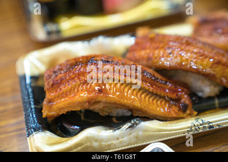 Anguilla sushi, e altri sushi; salmone, otoro, trasandato, Grigliata di gamberi, granchi sono disposti sul tavolo pronti a mangiare. Foto Stock