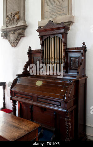 Un piccolo organo nella chiesa di San Pietro, Pebworth, Worcestershire, England, Regno Unito Foto Stock