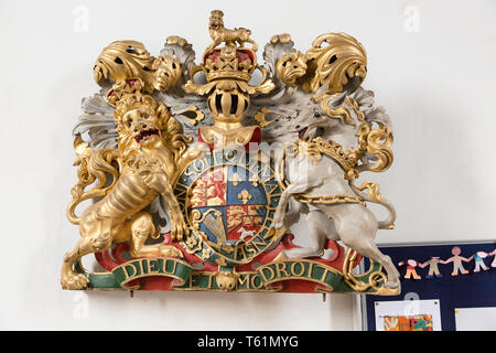 Stemma Reale di Re Giorgio III con i bracci Hanoverian all'interno della chiesa di Santa Maria, Potterne, Wiltshire, Inghilterra, Regno Unito Foto Stock