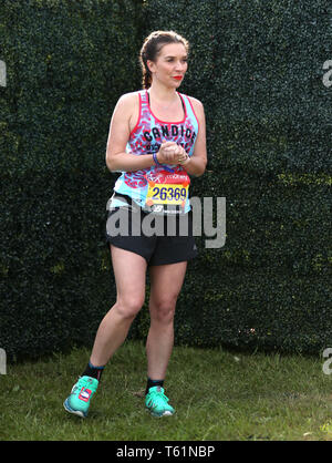 Candice Brown prima del 2019 denaro Virgin London Marathon. Foto Stock