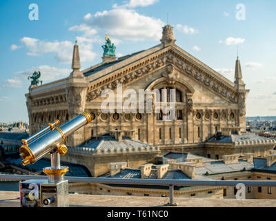 Parigi, Francia, agosto 18,2018 : vista panoramica dalla Galeries Lafayette Haussmann fino al Paris skyline con Opera Garnier e alla Torre Eiffel Foto Stock