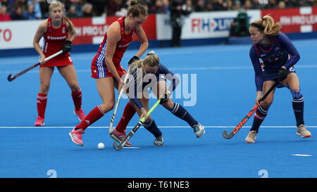 Giselle Ansley (GBR) attaccare Danielle Grega (USA) nel 2019 FIH Pro League Gran Bretagna v Stati Uniti donna partita di hockey su ghiaccio al Parco Olimpico, Foto Stock