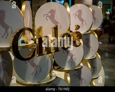 Parigi, Francia, agosto 18,2018: Choloe logo sul display in Galeries Lafayette Foto Stock