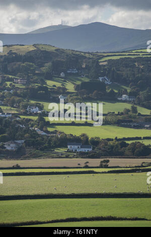 Snaefell visto da Maughold Head vicino Ramsey, Isola di Man, Regno Unito. Foto Stock