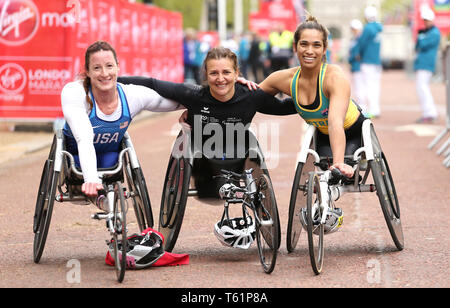 Svizzera di Manuela Schar (centro) festeggia conquistando la donna della Maratona di sedia a rotelle accanto al secondo posto negli Stati Uniti che Tatyana McFadden (sinistra) e il terzo posto in Australia il Madison de Rozario (a destra) durante il 2019 denaro Virgin London Marathon. Foto Stock