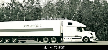 classico semi-camion da carico americano big rig. Foto Stock