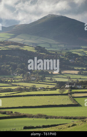 Snaefell visto da Maughold Head vicino Ramsey, Isola di Man, Regno Unito. Foto Stock