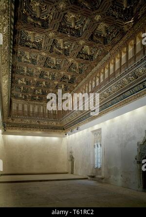 ARTESONADO MUDEJAR DEL SALONE DEL TRONO DEL PALACIO DE LOS REYES CATOLICOS - 1488-1492 - SIGLO XV. Autore: GALI FARAIG DE. Posizione: Castillo de la Aljafería-CORTES D'Aragona. Spagna. Foto Stock