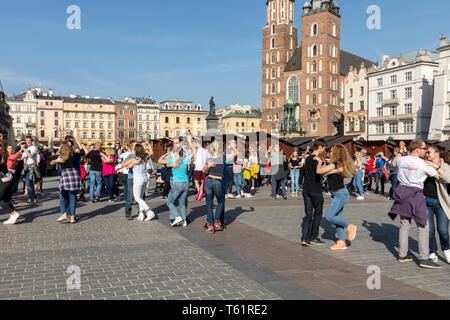 Cracow Polonia - Marzo 30, 2019: International Flashmob Giorno della rueda de casino. Diverse centinaia di persone di danza ritmi ispanica nella piazza principale di Foto Stock