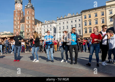 Cracow Polonia - Marzo 30, 2019: International Flashmob Giorno della rueda de casino. Diverse centinaia di persone di danza ritmi ispanica nella piazza principale di Foto Stock