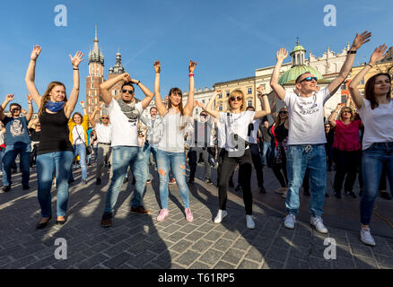 Cracow Polonia - Marzo 30, 2019: International Flashmob Giorno della rueda de casino. Diverse centinaia di persone di danza ritmi ispanica nella piazza principale di Foto Stock